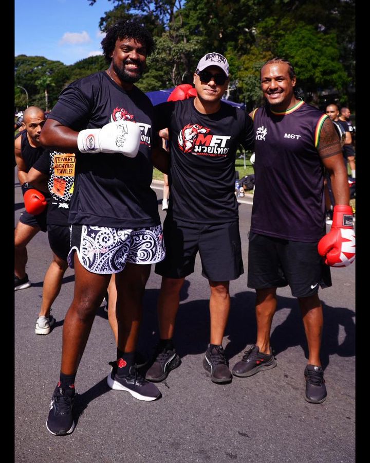 Equipe do Rasta Army com as camisas da Marco Fight Team